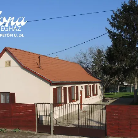 Ilona Vendeghaz * Dinnyés