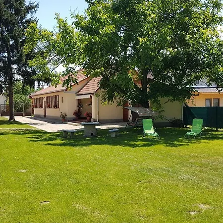 Ilona Vendeghaz * Dinnyés