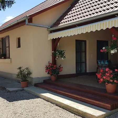 Ilona Vendeghaz Guest house Dinnyes